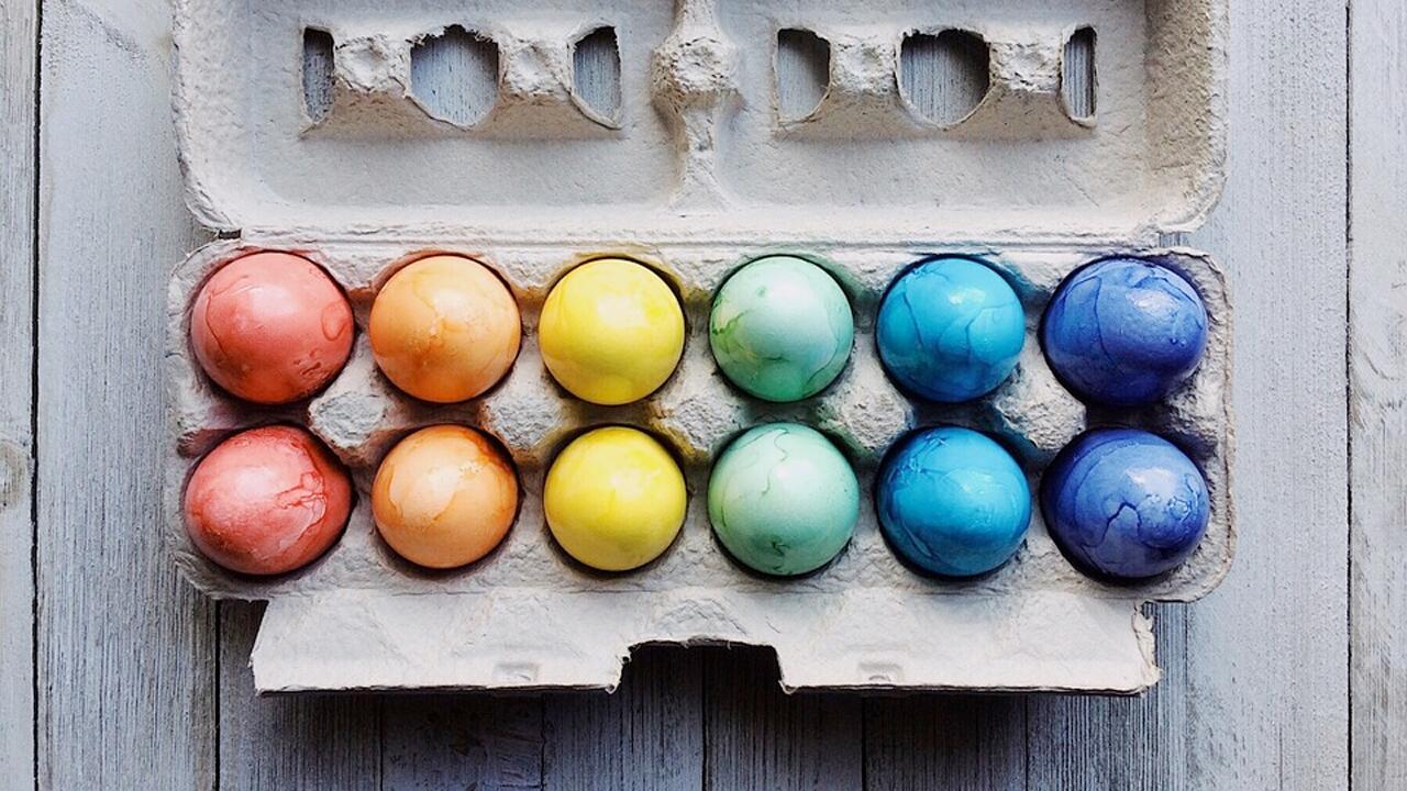 Gefärbte Ostereier: Mit Kurkuma, Karotten und Co. können Sie Eier natürlich färben.